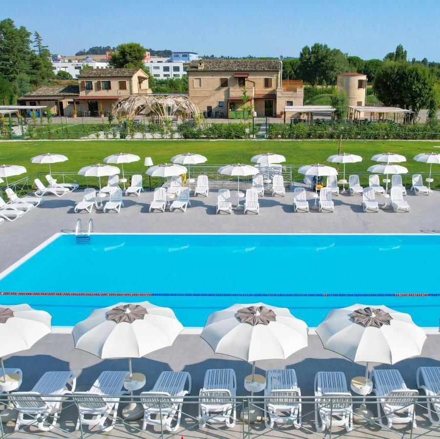 Moretti Village - B&B チヴィタノーヴァ・マルケ エクステリア 写真