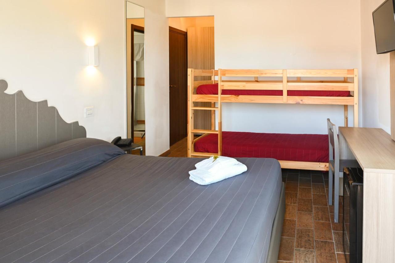 Moretti Village - B&B チヴィタノーヴァ・マルケ エクステリア 写真