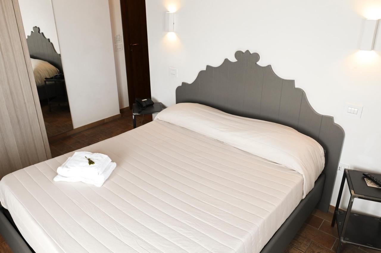 Moretti Village - B&B チヴィタノーヴァ・マルケ エクステリア 写真